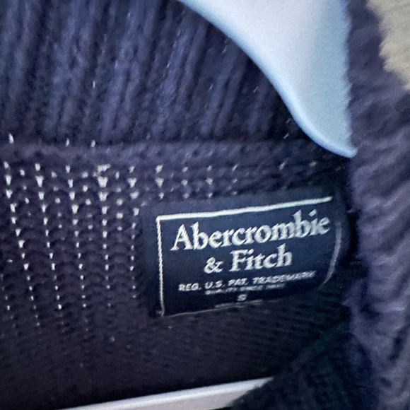 Abercrombie and Fitch knit Logo sweater - Picture 4 of 4